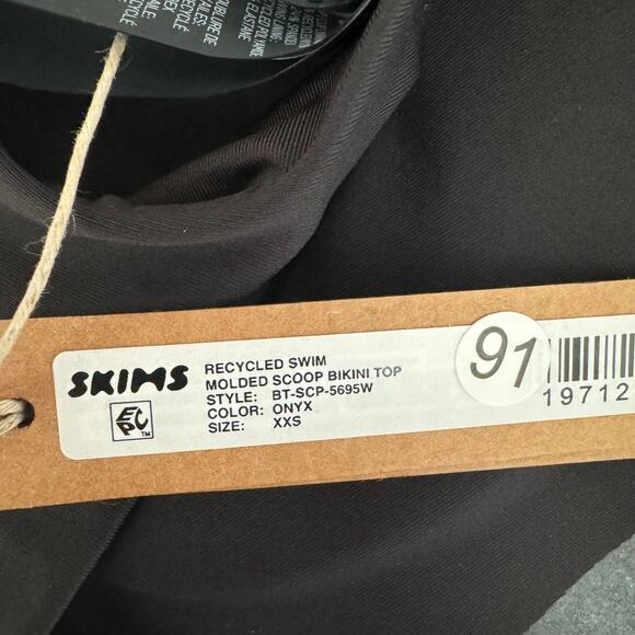 Skims Recycled Swim Molded Scoop Bikini Top in Onyx - Picture 5 of 5